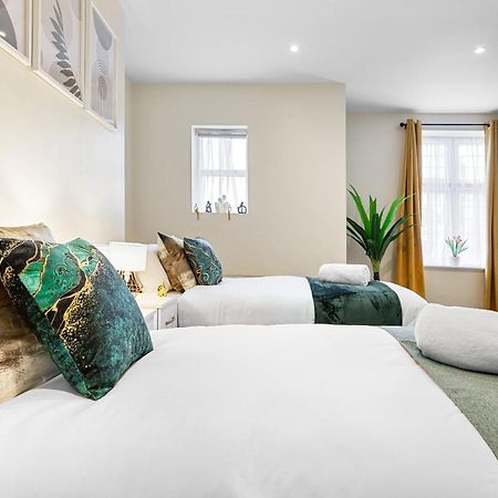 Elegant & Spacious 2 Bedroom Hideaway In The Heart Of London - Sleeps 6 People- Has A King Bed- Parking Available! Instant Book! 20 Percent Off! Limited Time Deal! Barnet Exterior photo