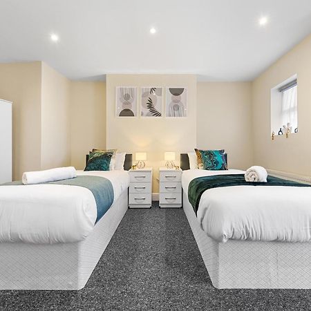Elegant & Spacious 2 Bedroom Hideaway In The Heart Of London - Sleeps 6 People- Has A King Bed- Parking Available! Instant Book! 20 Percent Off! Limited Time Deal! Barnet Exterior photo