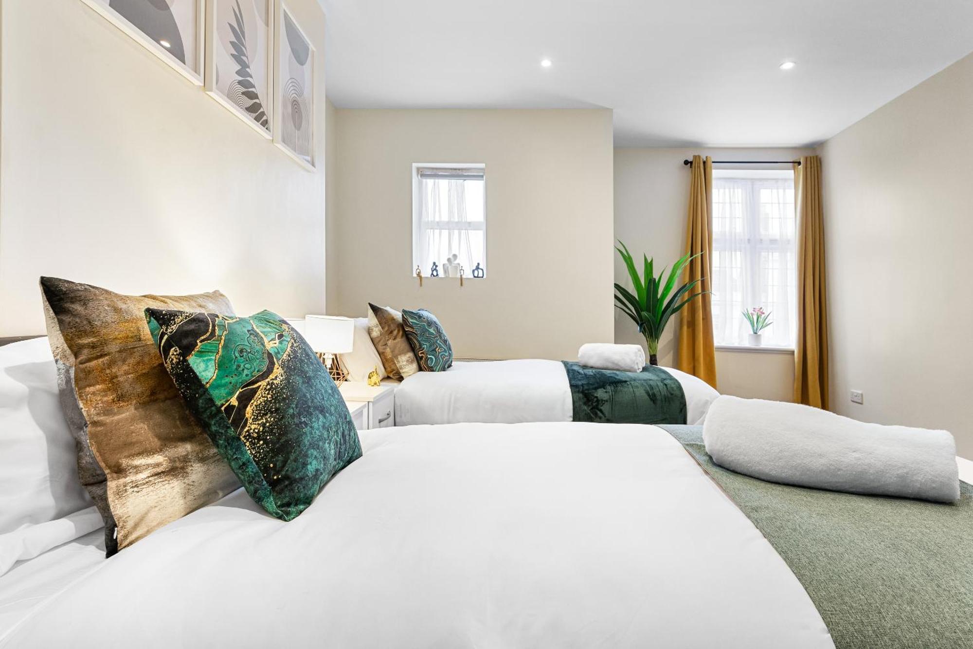 Elegant & Spacious 2 Bedroom Hideaway In The Heart Of London - Sleeps 6 People- Has A King Bed- Parking Available! Instant Book! 20 Percent Off! Limited Time Deal! Barnet Exterior photo