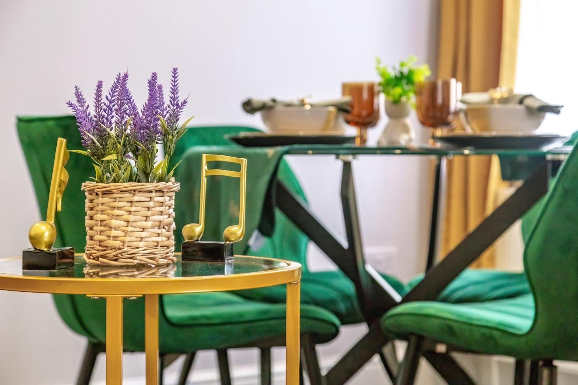 Elegant & Spacious 2 Bedroom Hideaway In The Heart Of London - Sleeps 6 People- Has A King Bed- Parking Available! Instant Book! 20 Percent Off! Limited Time Deal! Barnet Exterior photo