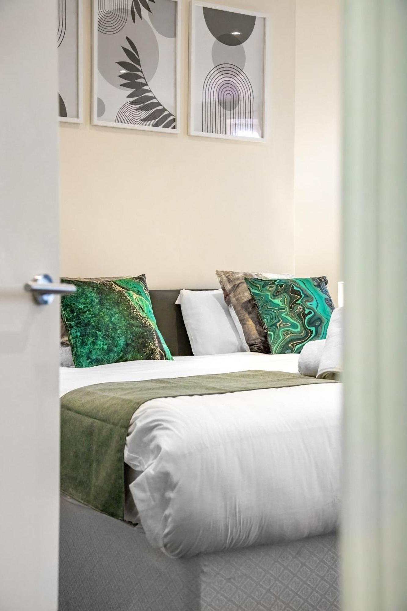 Elegant & Spacious 2 Bedroom Hideaway In The Heart Of London - Sleeps 6 People- Has A King Bed- Parking Available! Instant Book! 20 Percent Off! Limited Time Deal! Barnet Exterior photo