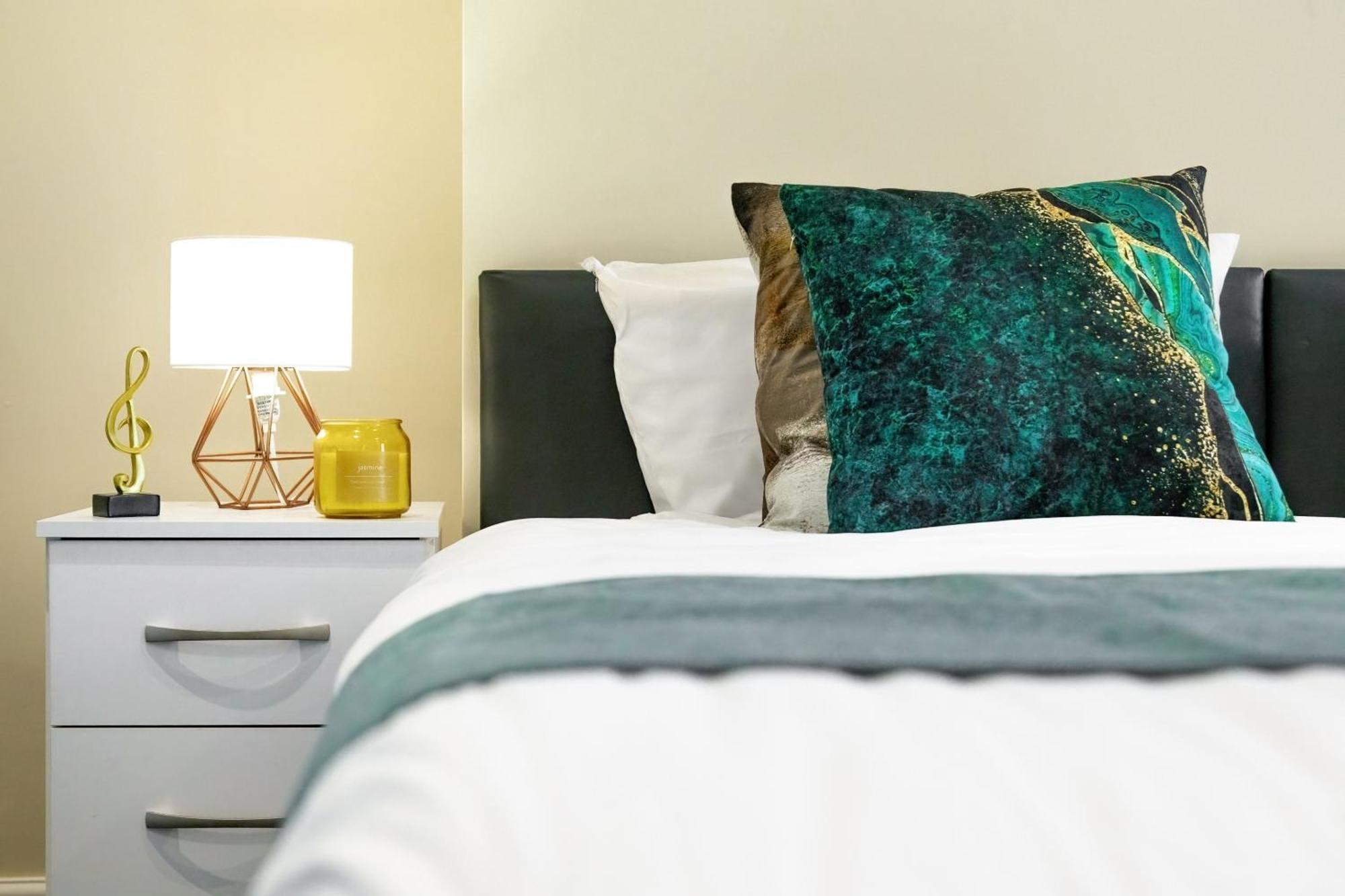 Elegant & Spacious 2 Bedroom Hideaway In The Heart Of London - Sleeps 6 People- Has A King Bed- Parking Available! Instant Book! 20 Percent Off! Limited Time Deal! Barnet Exterior photo