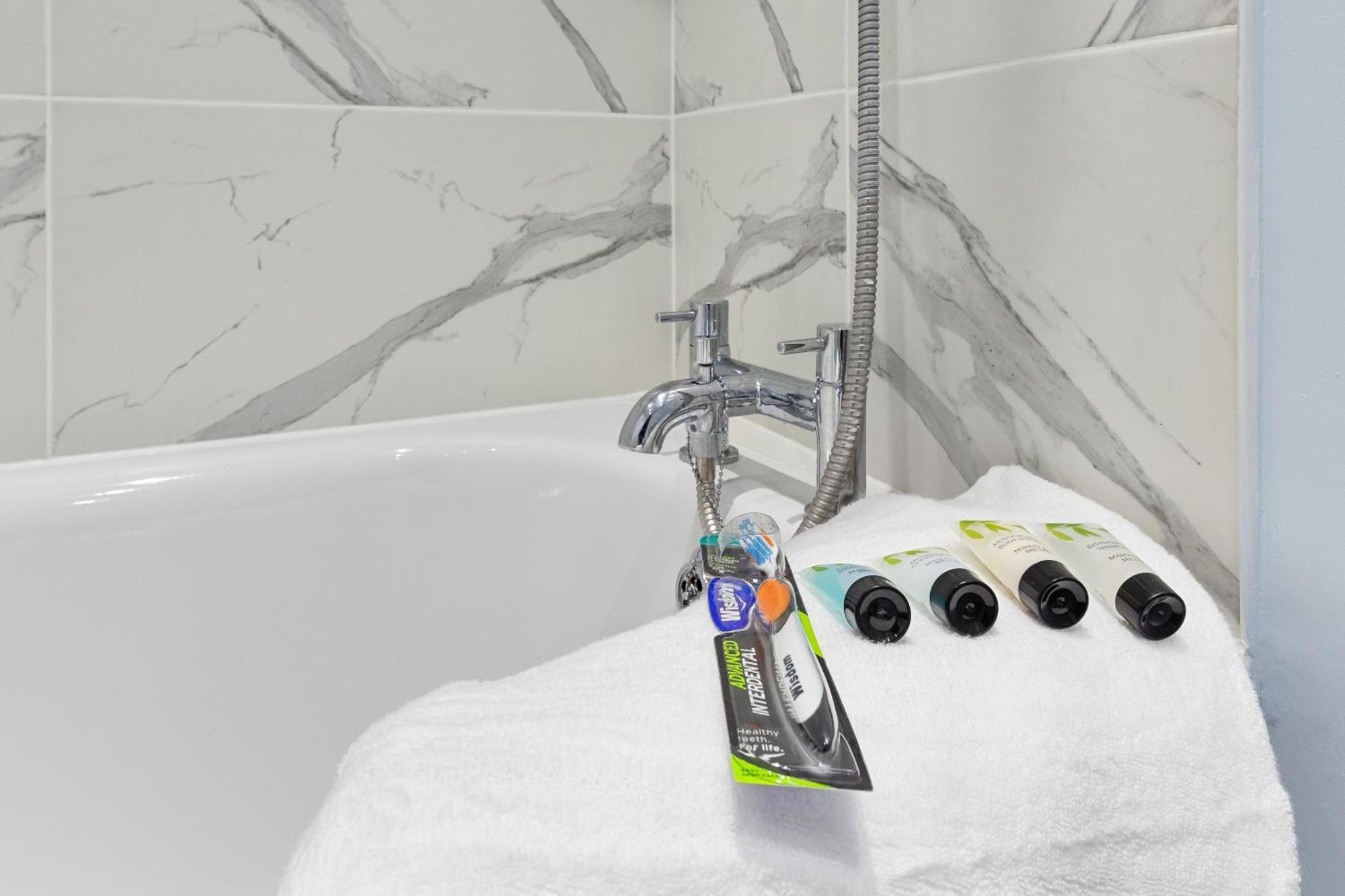 Elegant & Spacious 2 Bedroom Hideaway In The Heart Of London - Sleeps 6 People- Has A King Bed- Parking Available! Instant Book! 20 Percent Off! Limited Time Deal! Barnet Exterior photo