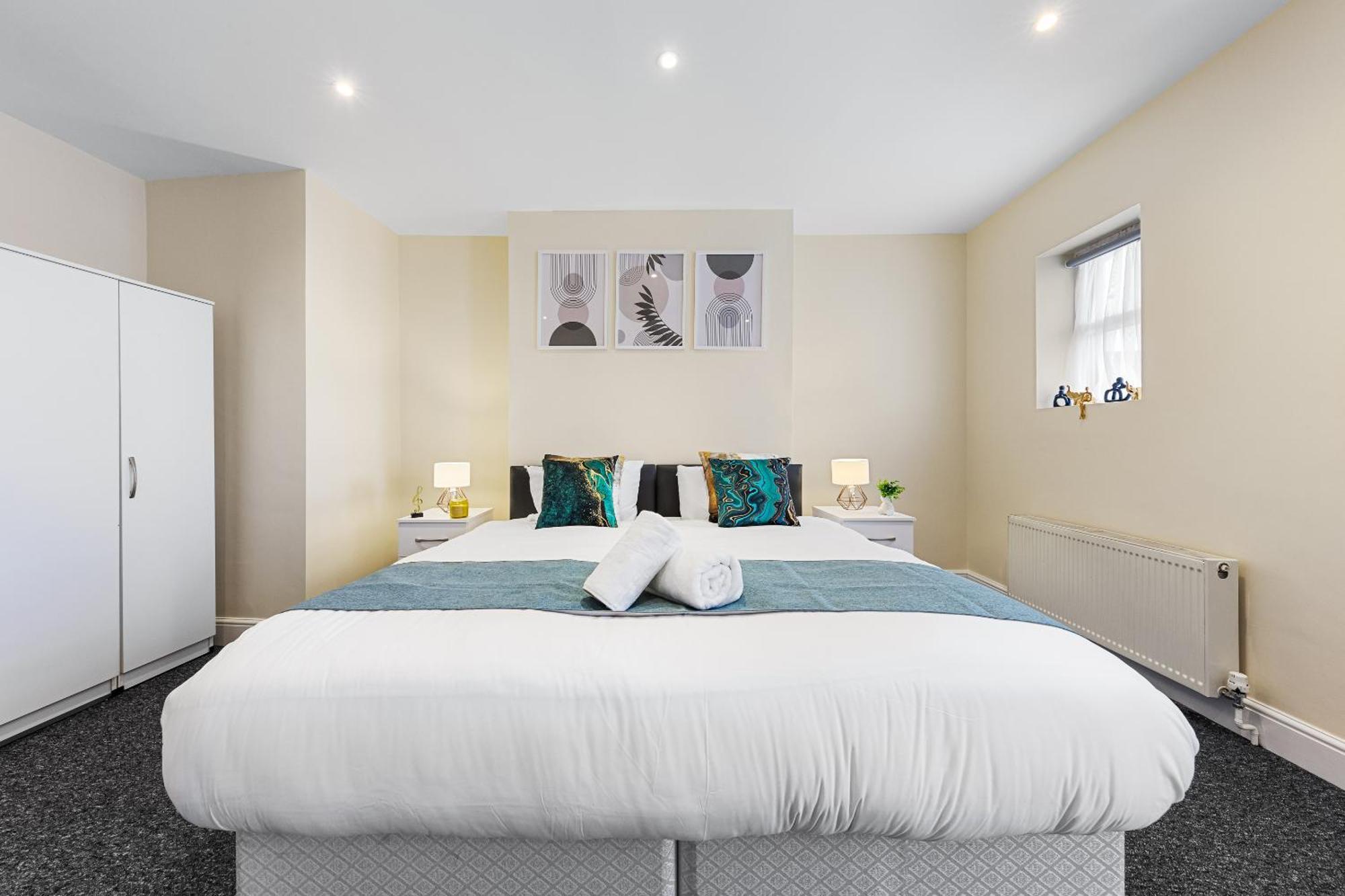 Elegant & Spacious 2 Bedroom Hideaway In The Heart Of London - Sleeps 6 People- Has A King Bed- Parking Available! Instant Book! 20 Percent Off! Limited Time Deal! Barnet Exterior photo