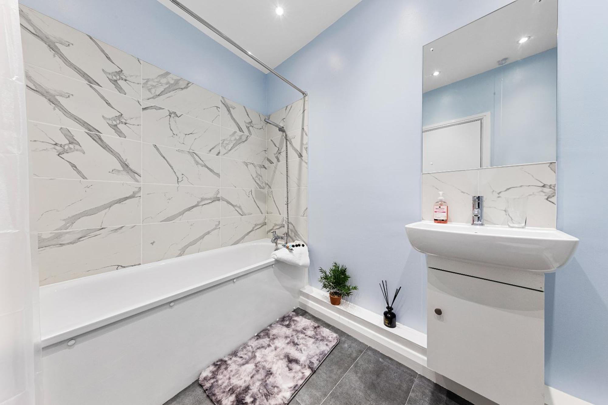 Elegant & Spacious 2 Bedroom Hideaway In The Heart Of London - Sleeps 6 People- Has A King Bed- Parking Available! Instant Book! 20 Percent Off! Limited Time Deal! Barnet Exterior photo