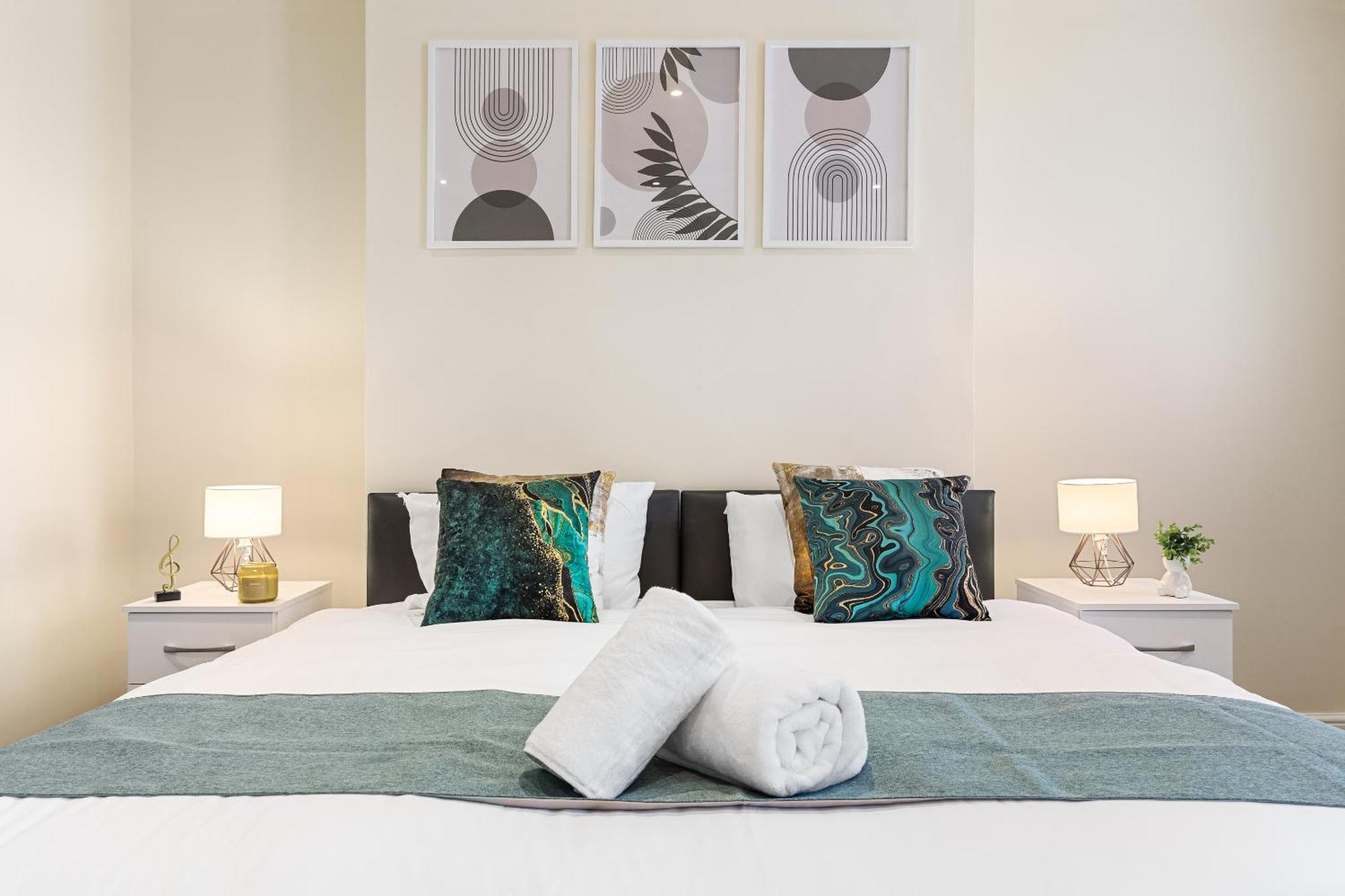Elegant & Spacious 2 Bedroom Hideaway In The Heart Of London - Sleeps 6 People- Has A King Bed- Parking Available! Instant Book! 20 Percent Off! Limited Time Deal! Barnet Exterior photo