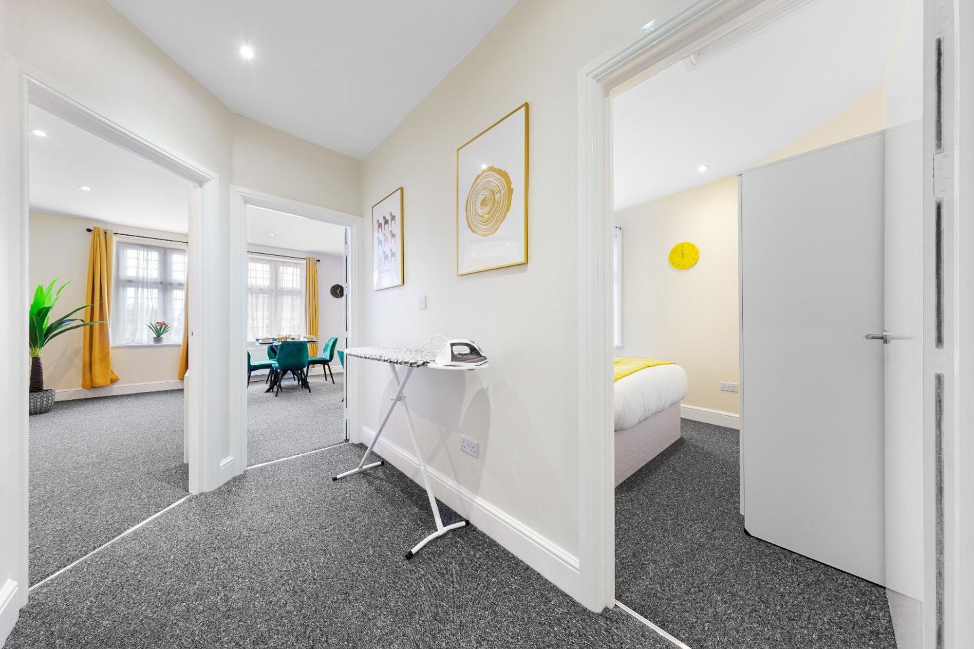 Elegant & Spacious 2 Bedroom Hideaway In The Heart Of London - Sleeps 6 People- Has A King Bed- Parking Available! Instant Book! 20 Percent Off! Limited Time Deal! Barnet Exterior photo