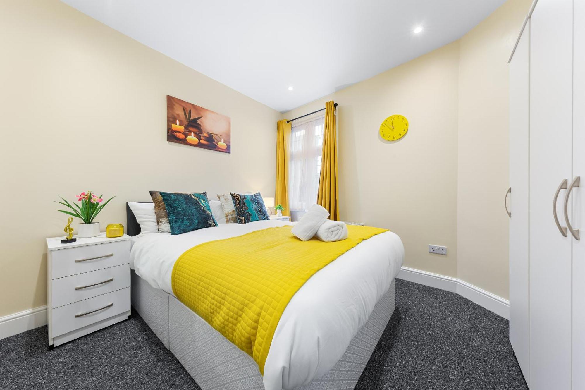 Elegant & Spacious 2 Bedroom Hideaway In The Heart Of London - Sleeps 6 People- Has A King Bed- Parking Available! Instant Book! 20 Percent Off! Limited Time Deal! Barnet Exterior photo