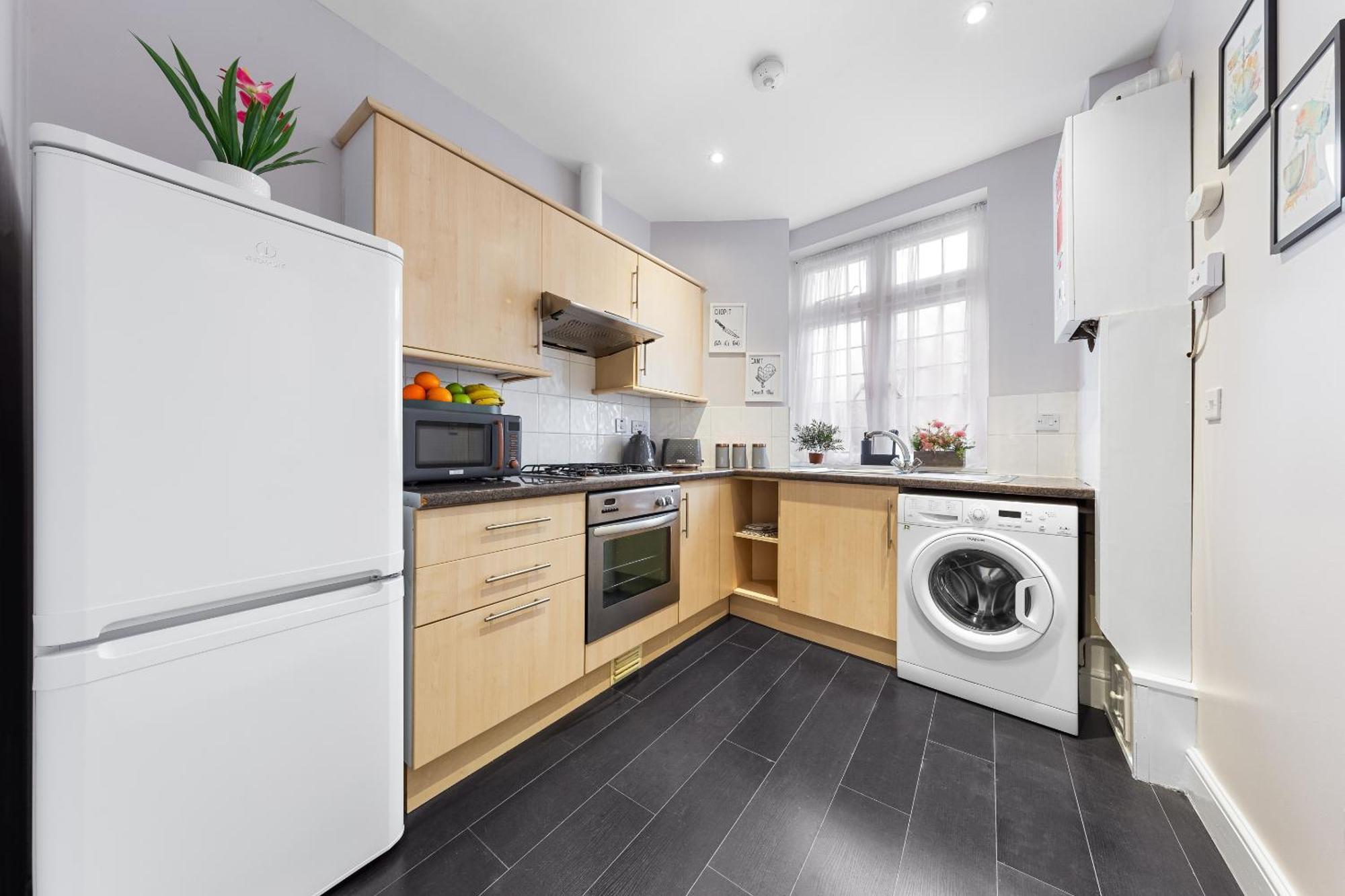 Elegant & Spacious 2 Bedroom Hideaway In The Heart Of London - Sleeps 6 People- Has A King Bed- Parking Available! Instant Book! 20 Percent Off! Limited Time Deal! Barnet Exterior photo