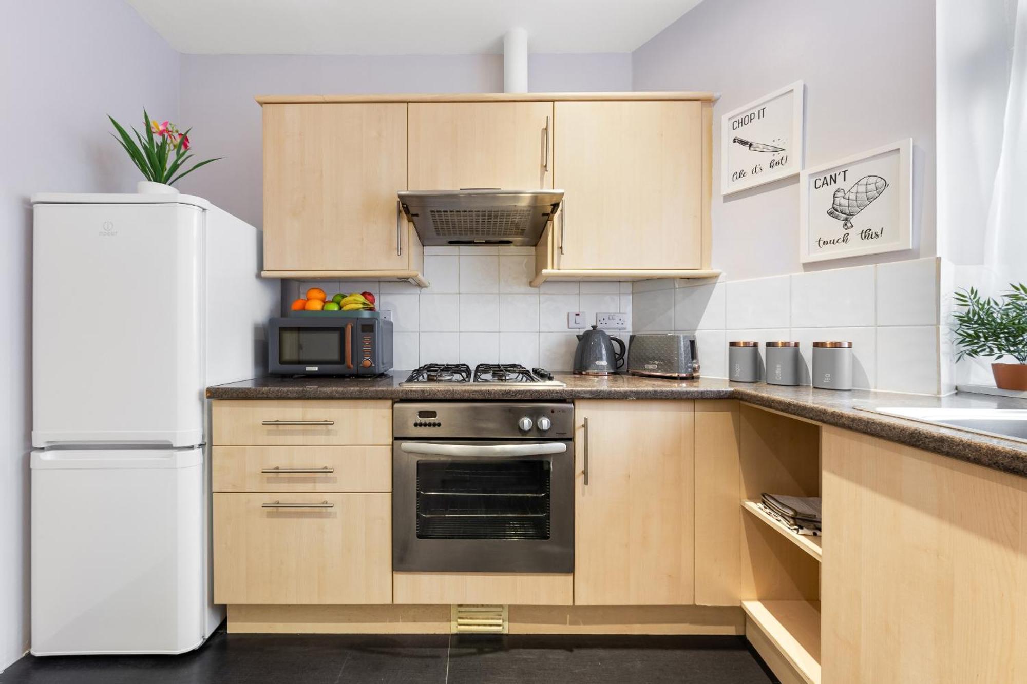 Elegant & Spacious 2 Bedroom Hideaway In The Heart Of London - Sleeps 6 People- Has A King Bed- Parking Available! Instant Book! 20 Percent Off! Limited Time Deal! Barnet Exterior photo