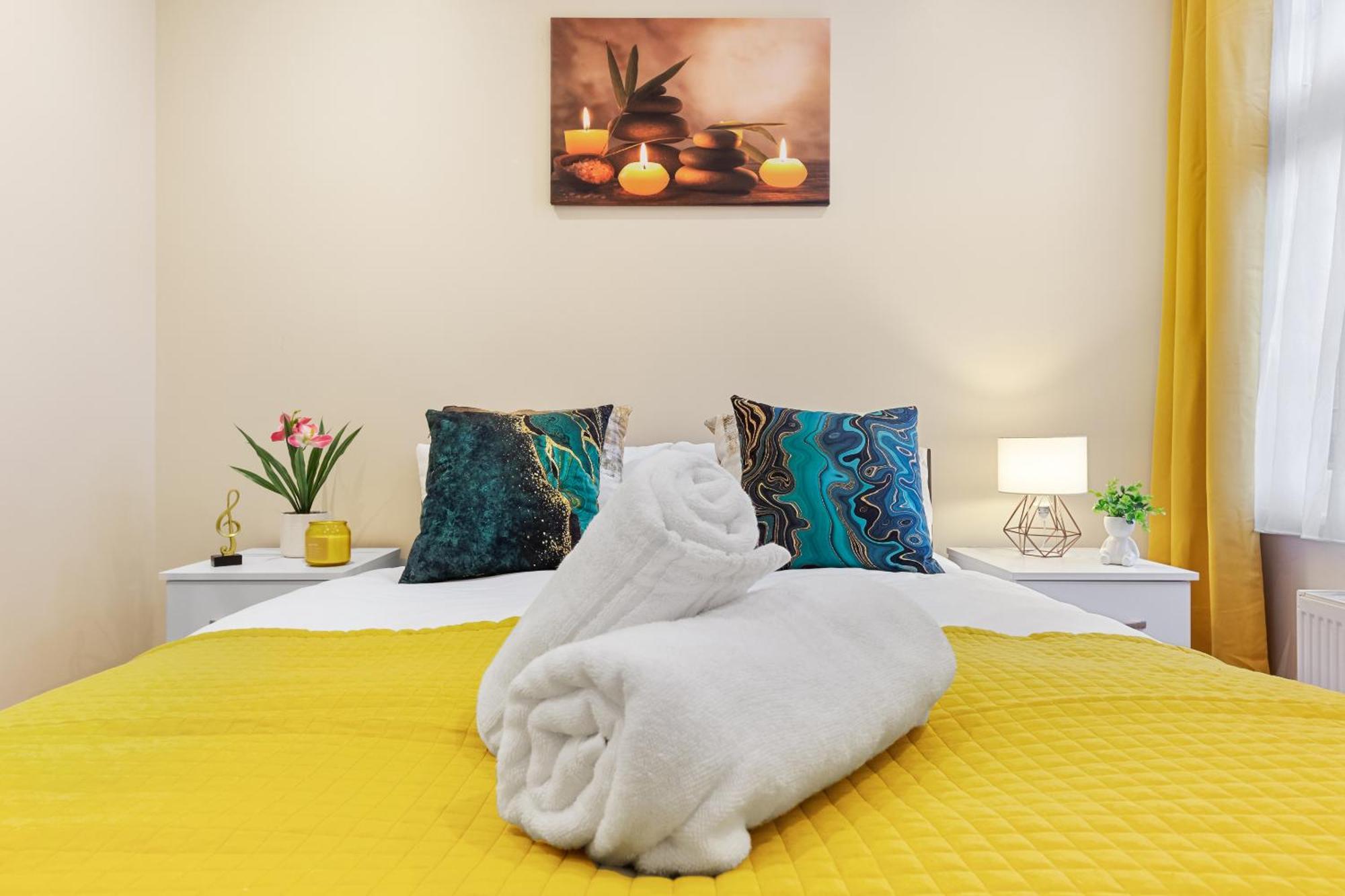 Elegant & Spacious 2 Bedroom Hideaway In The Heart Of London - Sleeps 6 People- Has A King Bed- Parking Available! Instant Book! 20 Percent Off! Limited Time Deal! Barnet Exterior photo