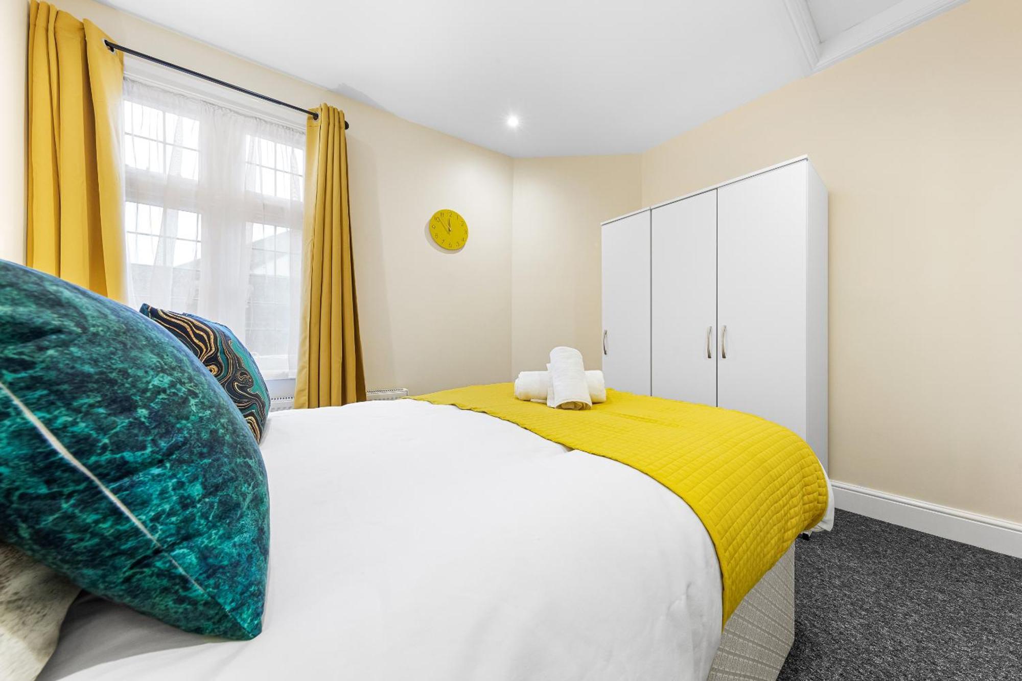 Elegant & Spacious 2 Bedroom Hideaway In The Heart Of London - Sleeps 6 People- Has A King Bed- Parking Available! Instant Book! 20 Percent Off! Limited Time Deal! Barnet Exterior photo
