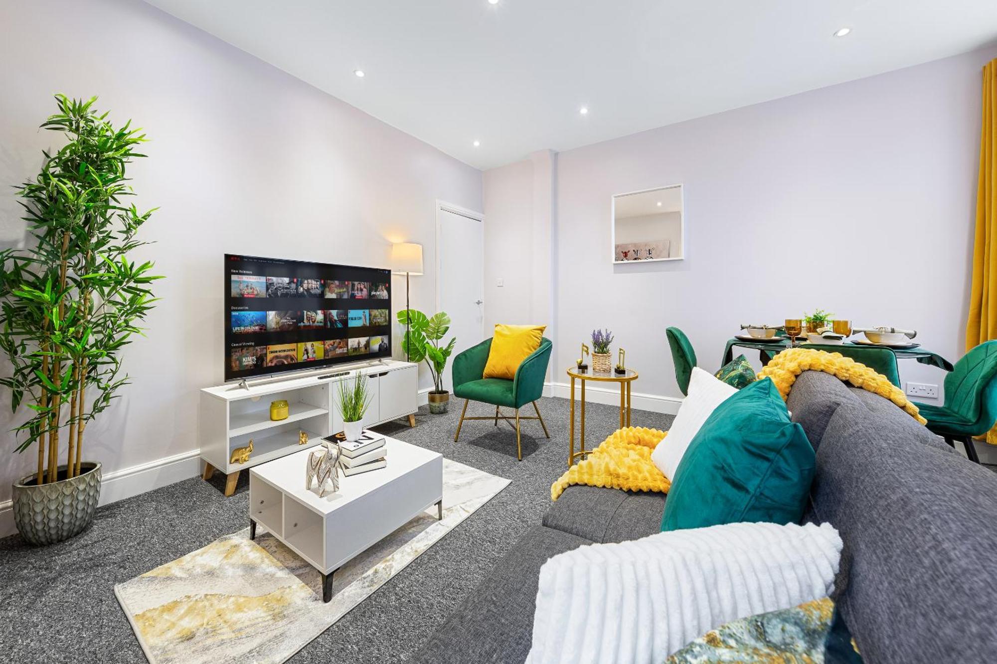 Elegant & Spacious 2 Bedroom Hideaway In The Heart Of London - Sleeps 6 People- Has A King Bed- Parking Available! Instant Book! 20 Percent Off! Limited Time Deal! Barnet Exterior photo