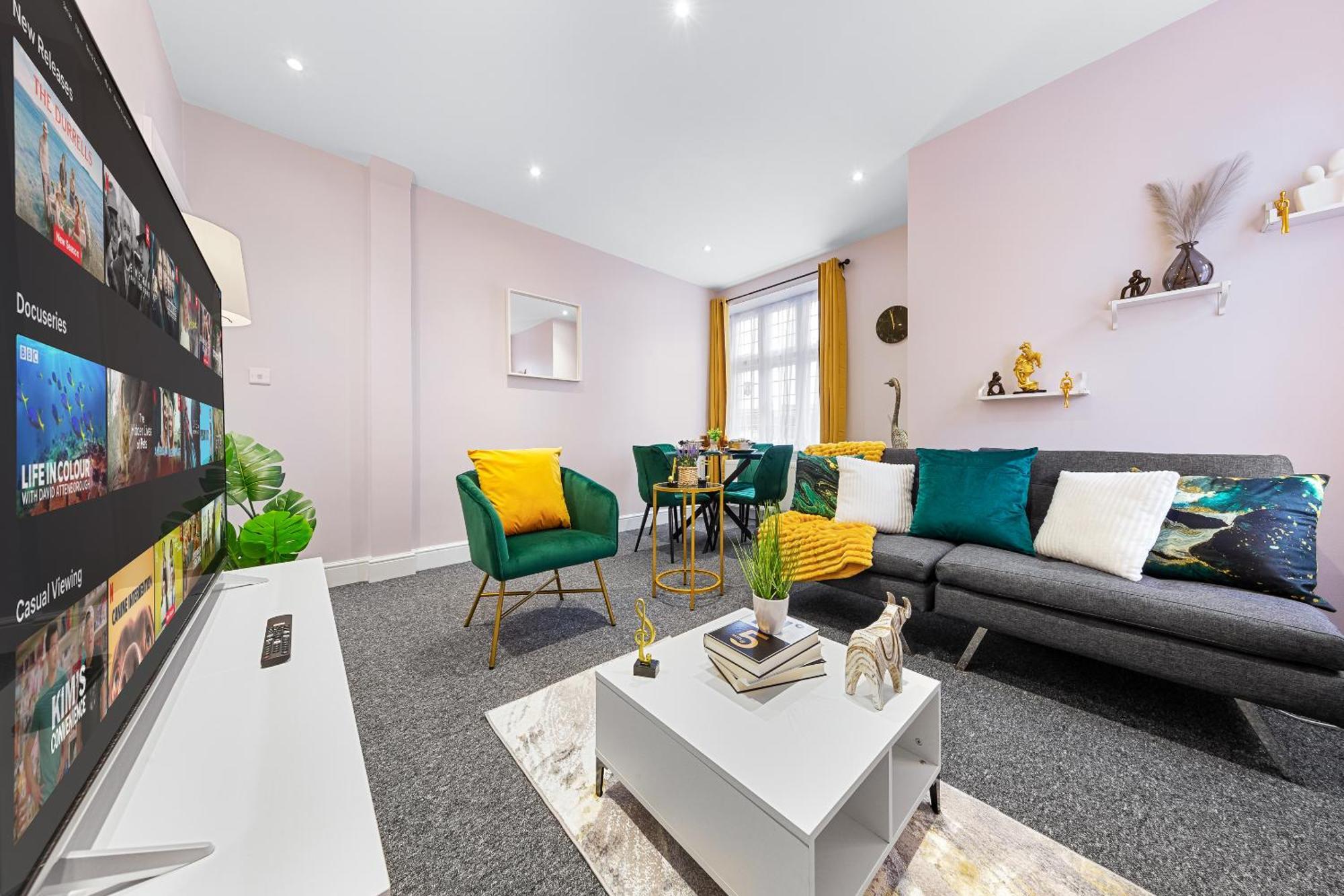 Elegant & Spacious 2 Bedroom Hideaway In The Heart Of London - Sleeps 6 People- Has A King Bed- Parking Available! Instant Book! 20 Percent Off! Limited Time Deal! Barnet Exterior photo