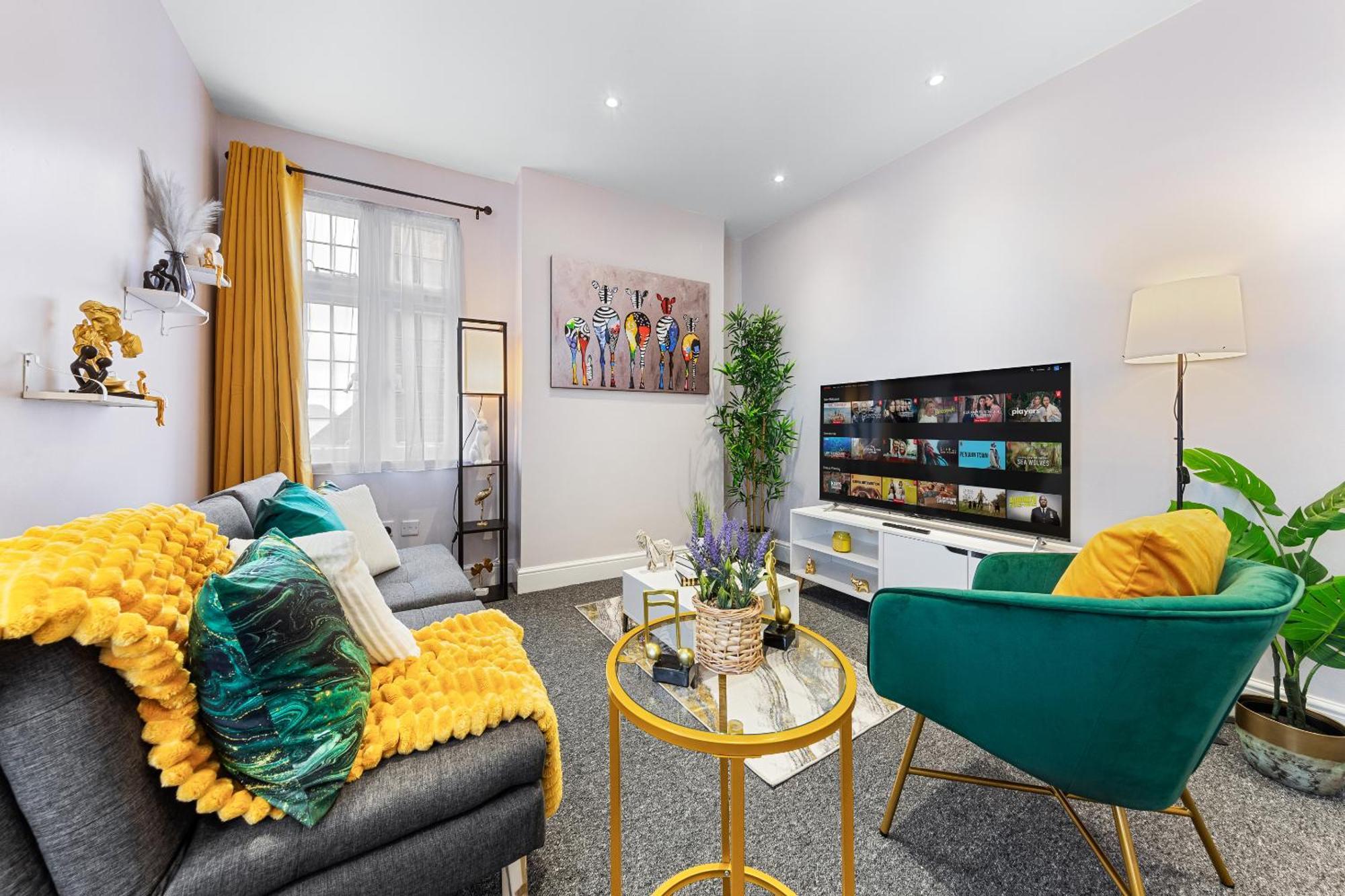 Elegant & Spacious 2 Bedroom Hideaway In The Heart Of London - Sleeps 6 People- Has A King Bed- Parking Available! Instant Book! 20 Percent Off! Limited Time Deal! Barnet Exterior photo